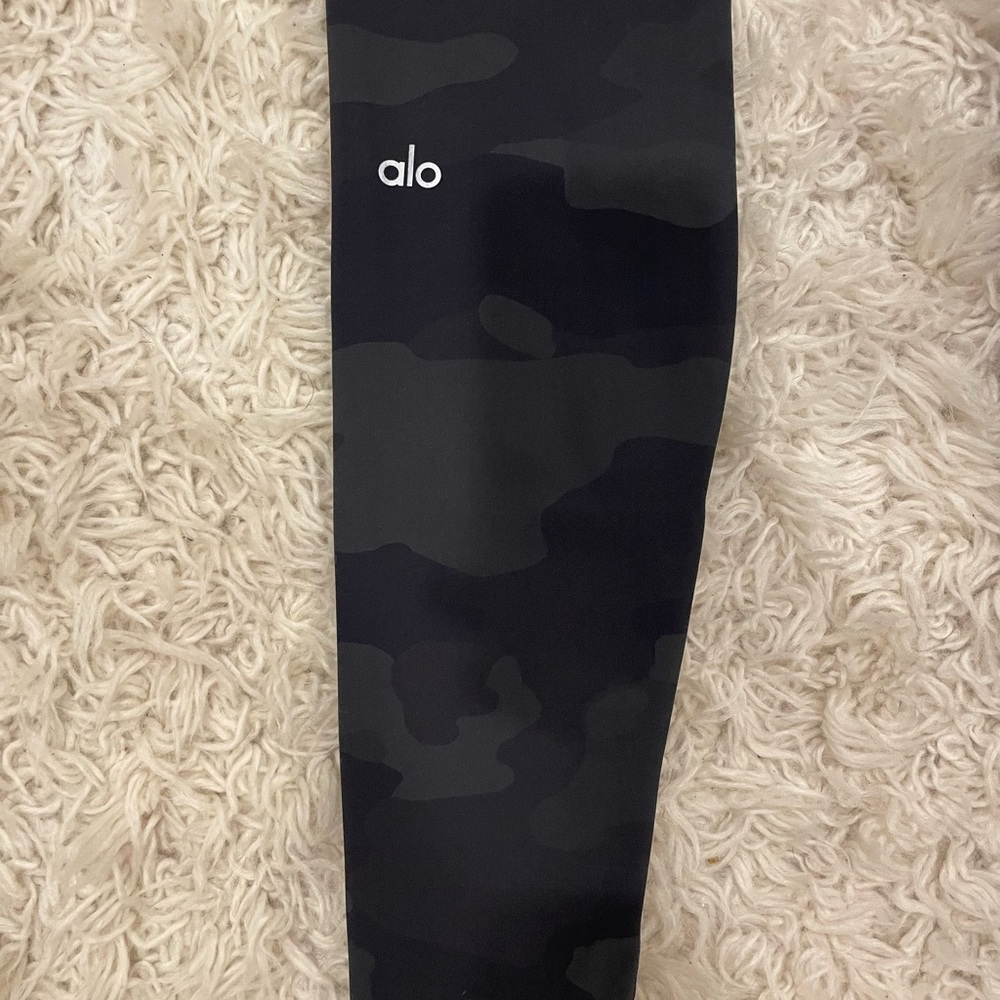 Alo Yoga - Full length legging in green camo, size Medium